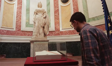 Persona mirando el ejemplar de la Constitución de 1812