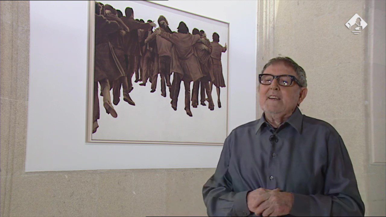 Juan Genovés, delante de su obra pictórica 'El Abrazo'